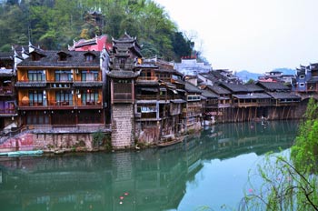  張家界國家森林公園、黃龍洞、鳳凰古城九景三晚四日游